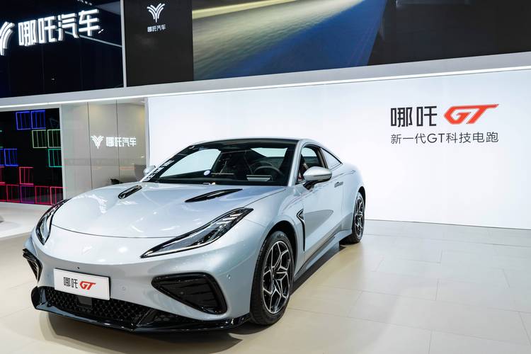 广州169哪吒汽车在智能汽车领域的表现，领途汽车在新能源汽车市场中的影响力